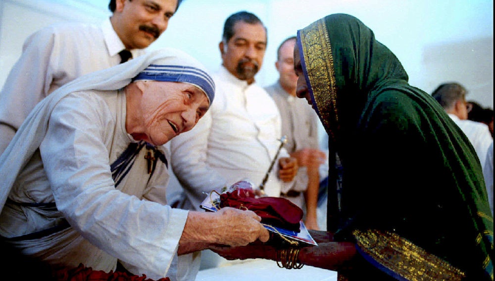 Madre Teresa presenta los documentos necesario para la nueva casa de un aldeano de Latur en Bombay 