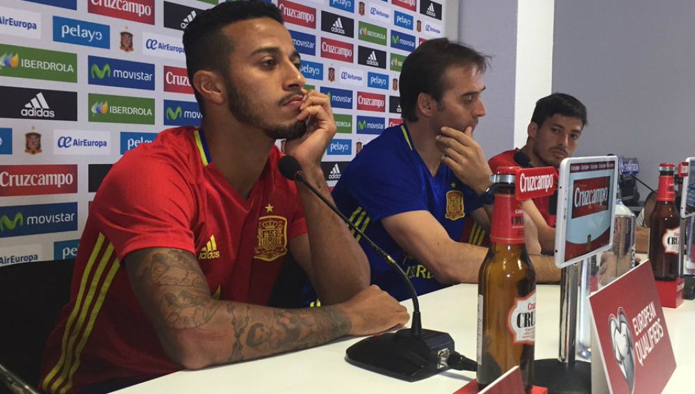 Thiago, en rueda de prensa con Lopetegui y Silva