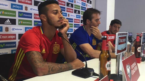 Thiago, en rueda de prensa con Lopetegui y Silva