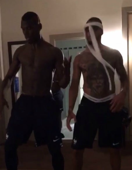 Pogba felicita el cumpleaños a Kurzawa con un baile a ritmo de rap Pogba felicita el cumpleaños a Kurzawa con un baile a ritmo de rap