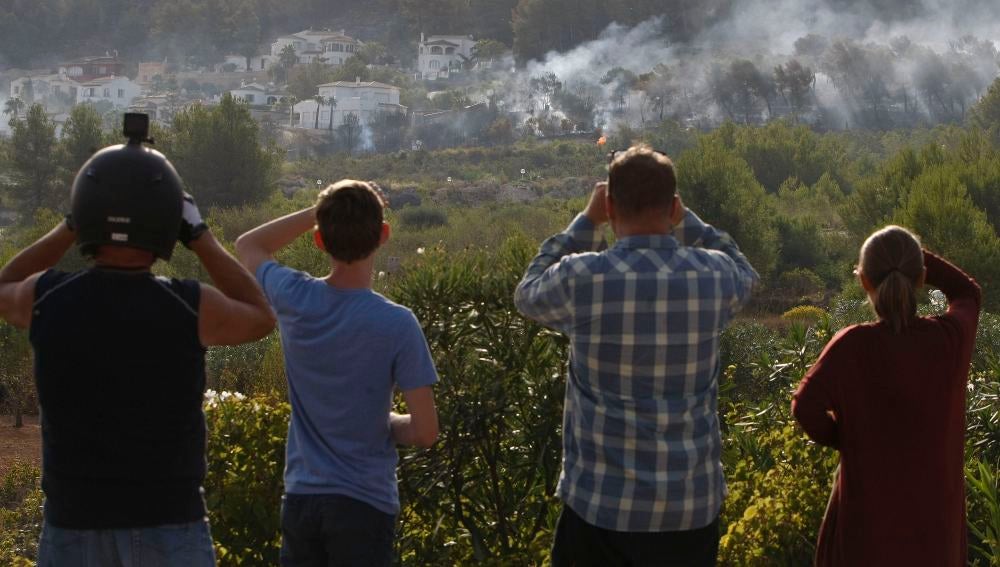 Vecinos de Benitatxell mirando el incendio
