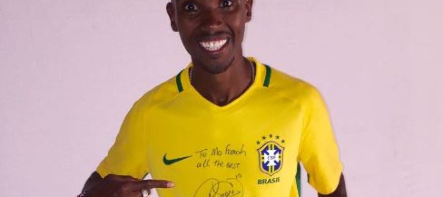 Mo Farah posa feliz con la camiseta de Neymar Mo Farah posa feliz con la camiseta de Neymar