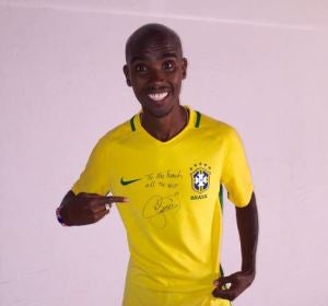Mo Farah posa feliz con la camiseta de Neymar Mo Farah posa feliz con la camiseta de Neymar