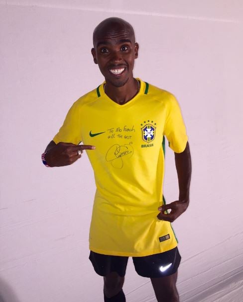 Neymar le regala su camiseta firmada a Mo Farah Neymar le regala su camiseta firmada a Mo Farah