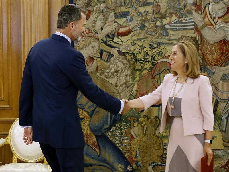El Rey analiza con Ana Pastor la situación política tras la investidura fallida de Rajoy El Rey analiza con Ana Pastor la situación política tras la investidura fallida de Rajoy