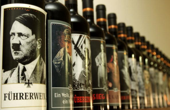 La Policía alemana confisca varias botellas de 'vino del Führer' con la cara de Hitler en la etiqueta La Policía alemana confisca varias botellas de 'vino del Führer' con la cara de Hitler en la etiqueta