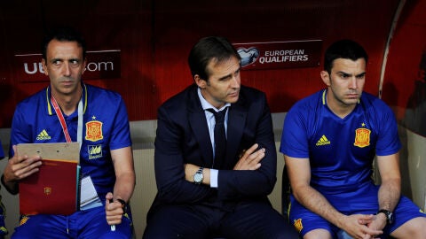 Julen Lopetegui, en el banquillo antes de un partido con Espa&ntilde;a