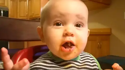 Bebé risa maligna Bebé risa maligna