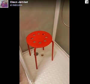 Imagen del taburete de Ikea donde el hombre sufrió el desagradable accidente. Imagen del taburete de Ikea donde el hombre sufrió el desagradable accidente.