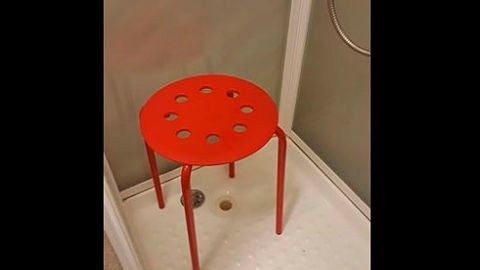 Imagen del taburete de Ikea donde el hombre sufri&oacute; el desagradable accidente.