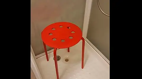 Imagen del taburete de Ikea donde el hombre sufrió el desagradable accidente. Imagen del taburete de Ikea donde el hombre sufrió el desagradable accidente.