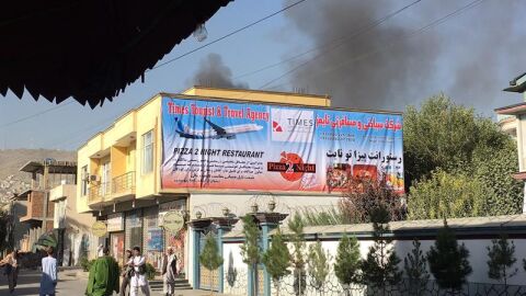  Una columna de humo cercana al lugar donde explot&oacute; una bomba en Shar-e-Naw area de Kabul.