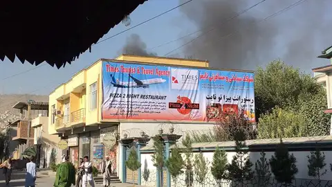 Una columna de humo cercana al lugar donde explotó una bomba en Shar-e-Naw area de Kabul. Una columna de humo cercana al lugar donde explotó una bomba en Shar-e-Naw area de Kabul.