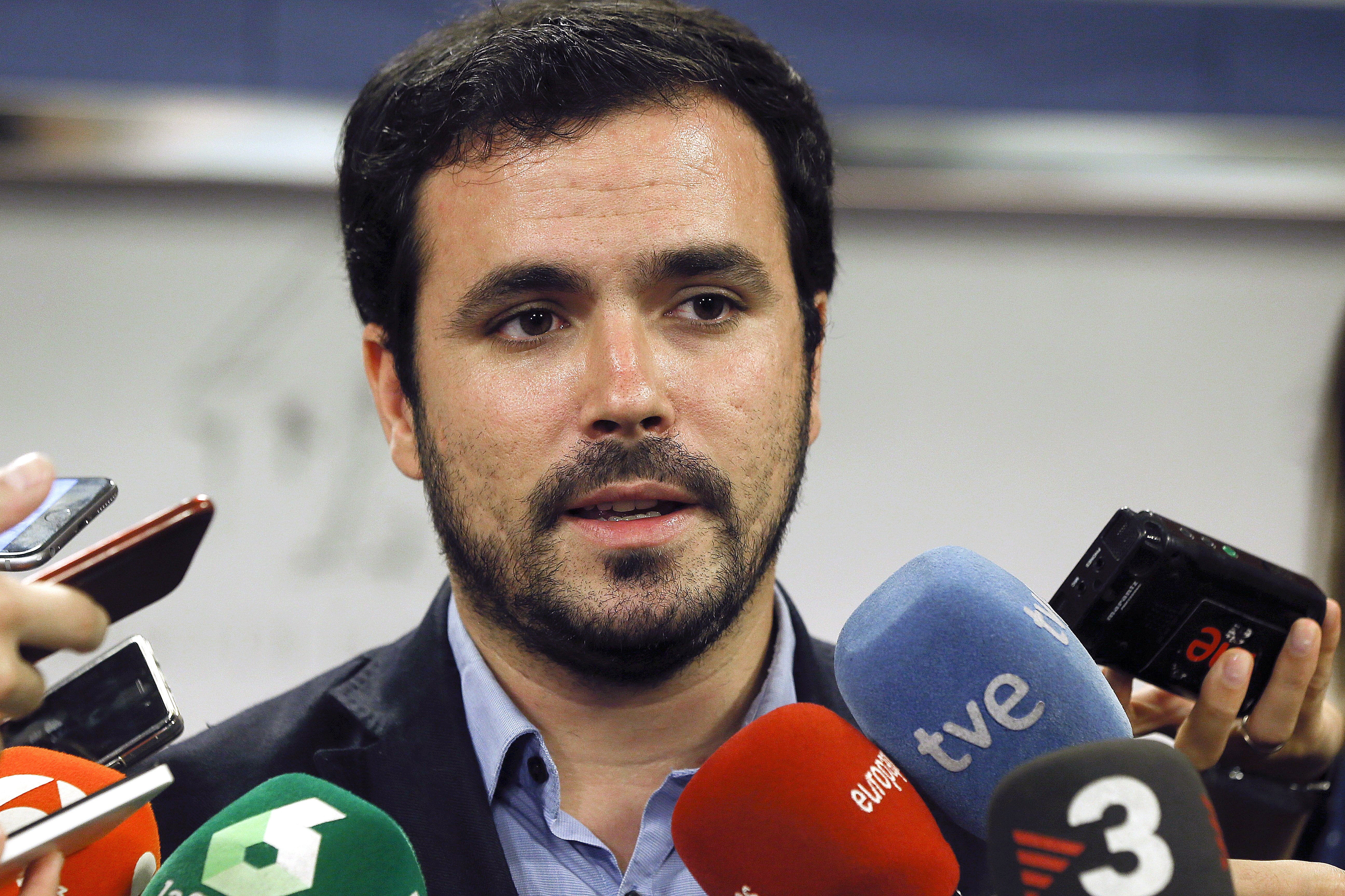 Garzón ofrece su apoyo a Sánchez en una hipotética investidura si hay compromiso con los trabajadores Garzón ofrece su apoyo a Sánchez en una hipotética investidura si hay compromiso con los trabajadores