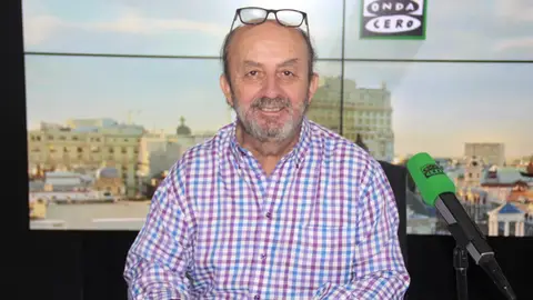 Lorenzo Díaz en los estudios de Onda Cero Lorenzo Díaz en los estudios de Onda Cero