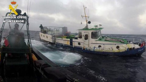 La Guardia Civil ha interceptado en la costa de Almer&iacute;a un pesquero de bandera espa&ntilde;ola que transportaba 9.200 kilos de hach&iacute;s