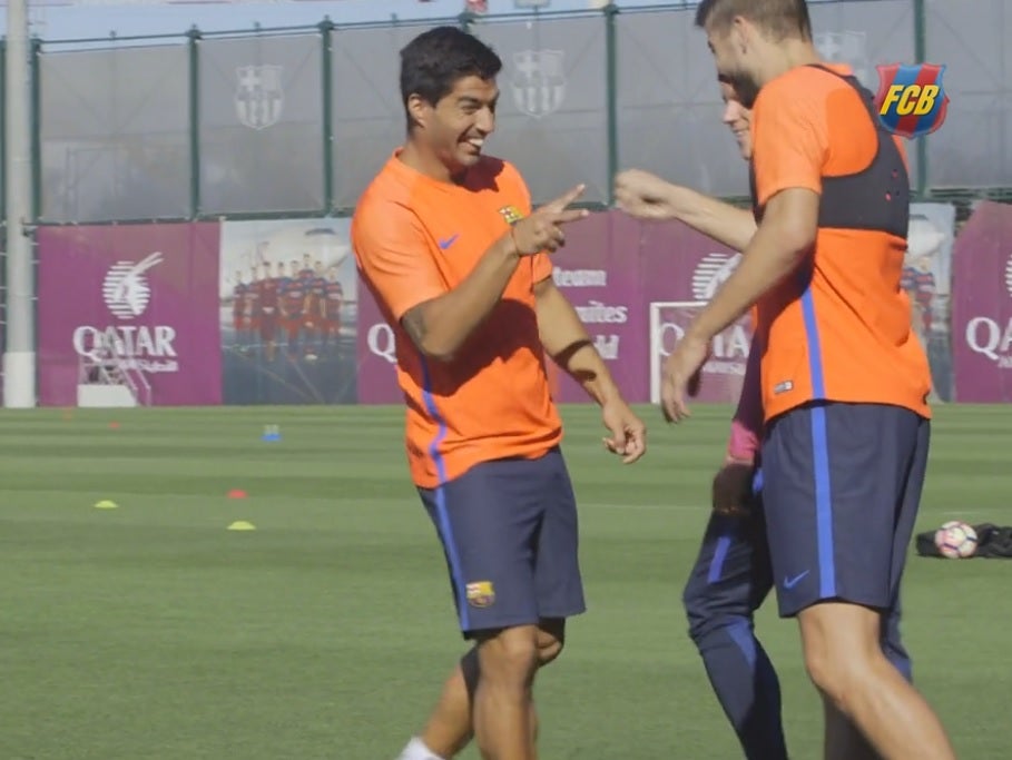 Piqué y Suárez se la juegan a 'piedra, papel o tijera' Piqué y Suárez se la juegan a 'piedra, papel o tijera'