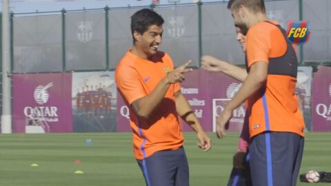 Luis Su&aacute;rez y Gerard Piqu&eacute; jugando a 'piedra,papel o tijera'