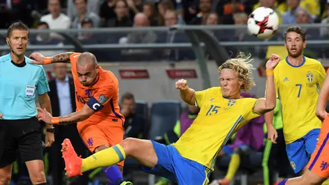 Sneidjer lanzando un fuerte disparo a la meta sueca. Sneidjer lanzando un fuerte disparo a la meta sueca.