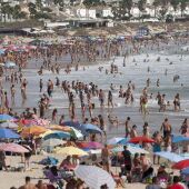 Playa de La Barrosa en Chiclana de la Frontera (Cádiz) abarrotada