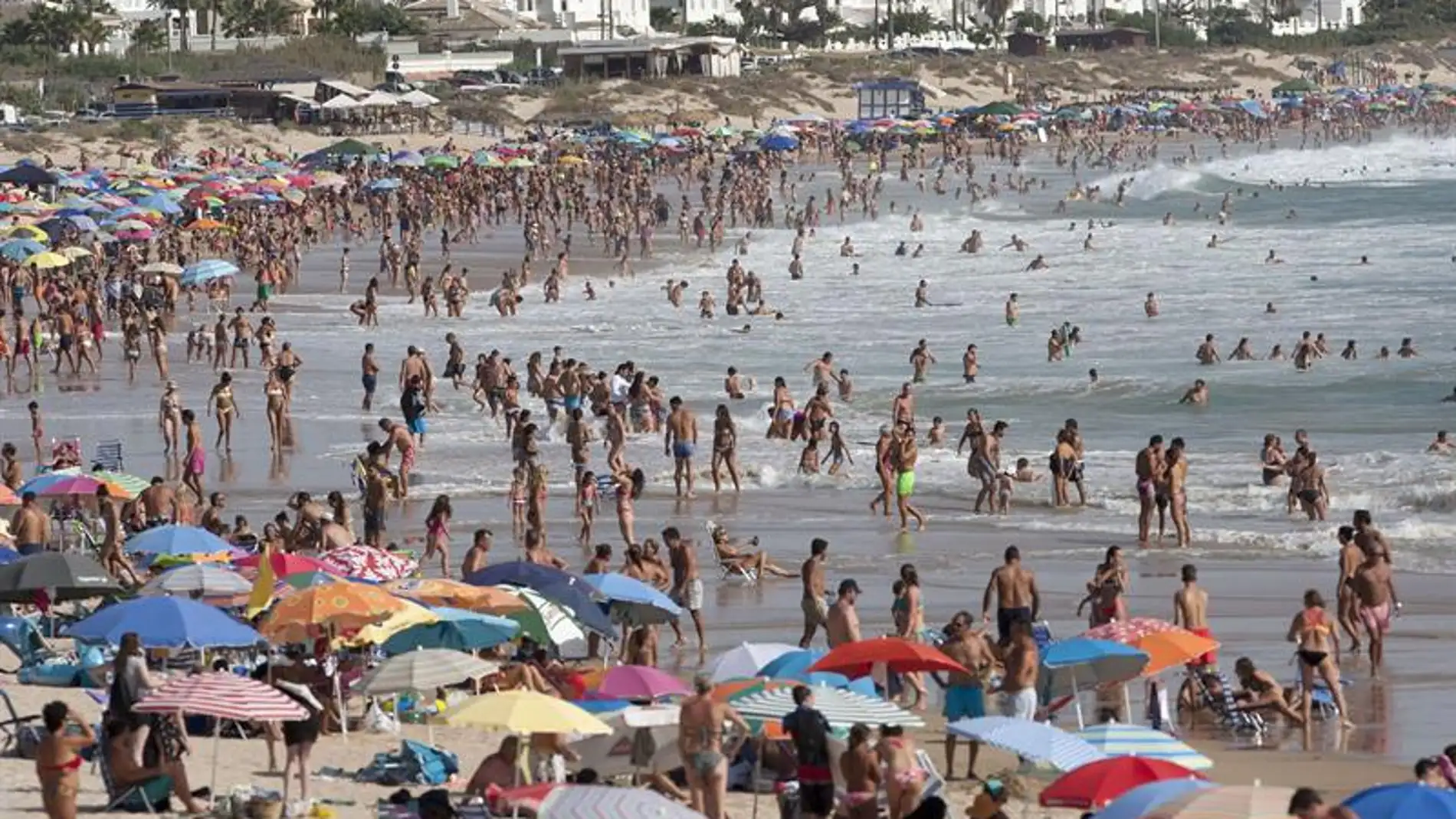 Playa de La Barrosa en Chiclana de la Frontera (Cádiz) abarrotada