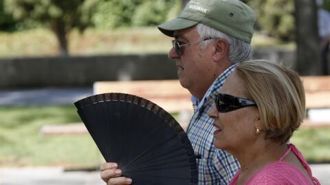 Dos se&ntilde;ores se abanican ante el calor