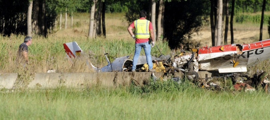 Dos guardias civiles investigan los restos de la avioneta que esta tarde se ha estrellado en una finca situada en las proximidades del Villanueva del Condado (León), falleciendo los dos ocupantes Dos guardias civiles investigan los restos de la avioneta que esta tarde se ha estrellado en una finca situada en las proximidades del Villanueva del Condado (León), falleciendo los dos ocupantes