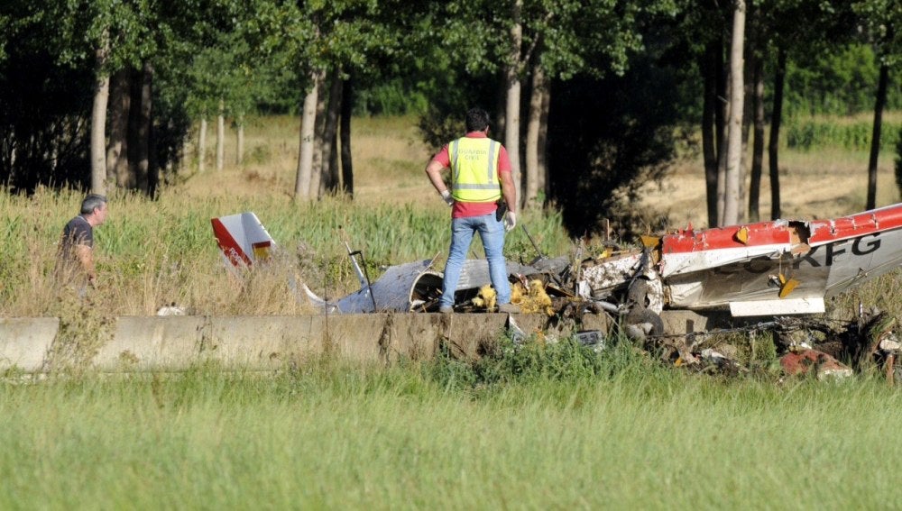 Dos guardias civiles investigan los restos de la avioneta que esta tarde se ha estrellado en una finca situada en las proximidades del Villanueva del Condado (León), falleciendo los dos ocupantes