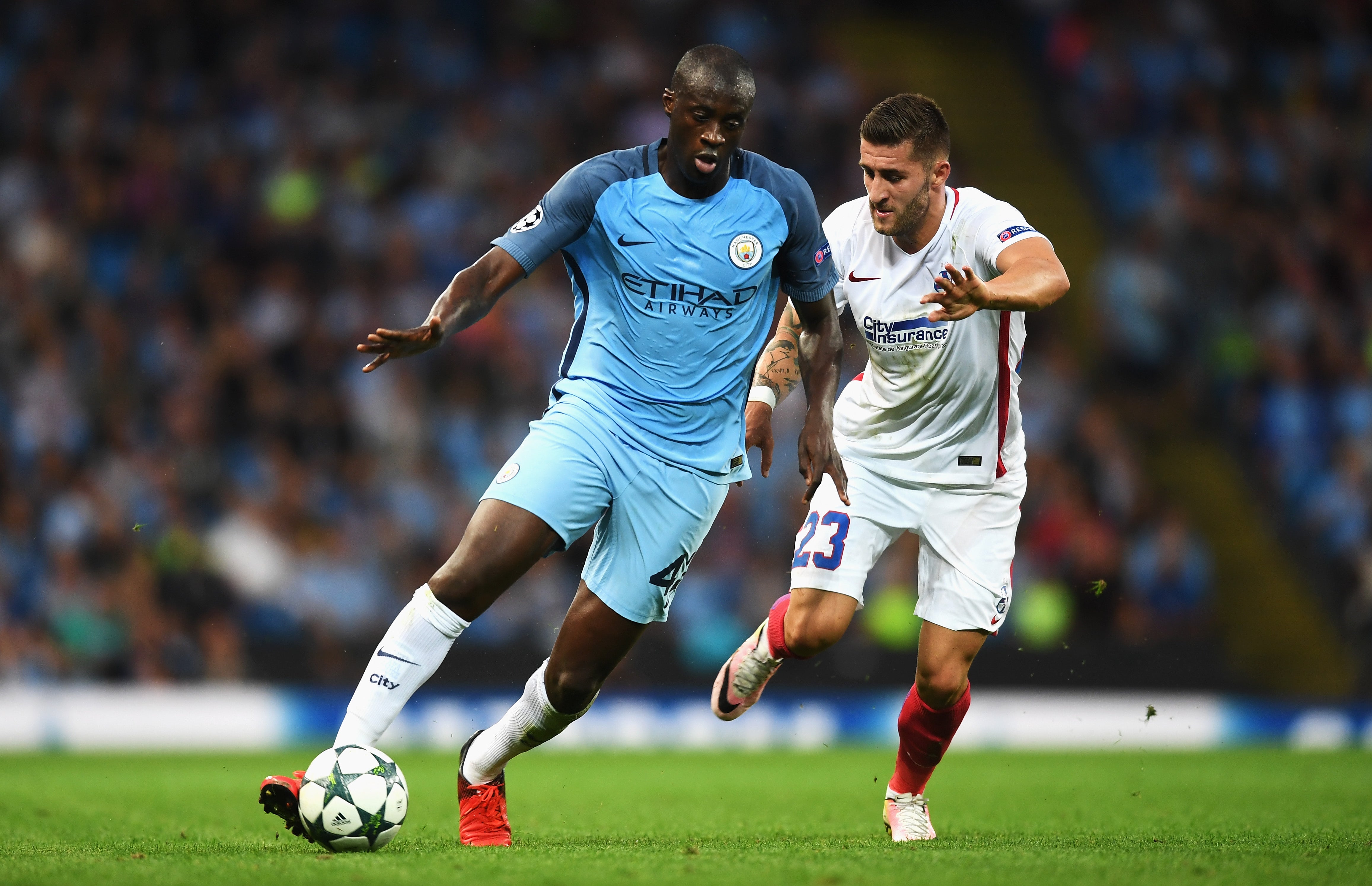 Arsenal y Manchester United, al acecho de Yaya Touré Arsenal y Manchester United, al acecho de Yaya Touré