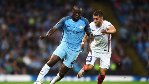 Yaya Tour&eacute; conduce el bal&oacute;n en un partido con el City