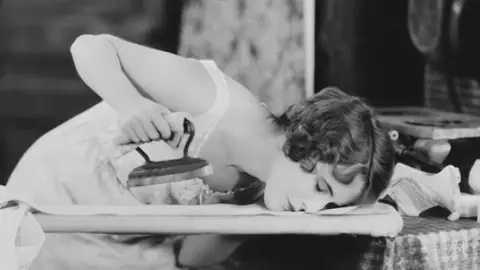 Las mujeres españolas encabezan la desigualdad de género en el hogar. Las mujeres españolas encabezan la desigualdad de género en el hogar.