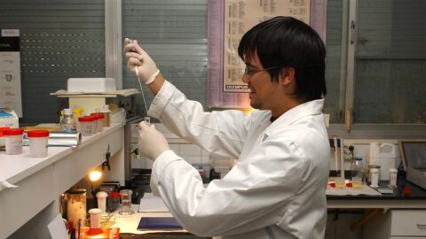 Un investigador en un laboratorio.