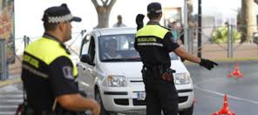 Imatge de la policia local en un control de l´us del cinturó de seguretat en Vila-real. Imatge de la policia local en un control de l´us del cinturó de seguretat en Vila-real.