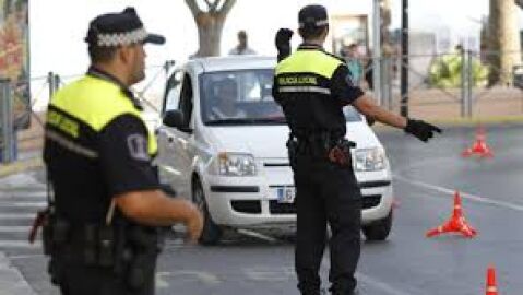 Imatge de la policia local en un control de l&acute;us del cintur&oacute; de seguretat en Vila-real.