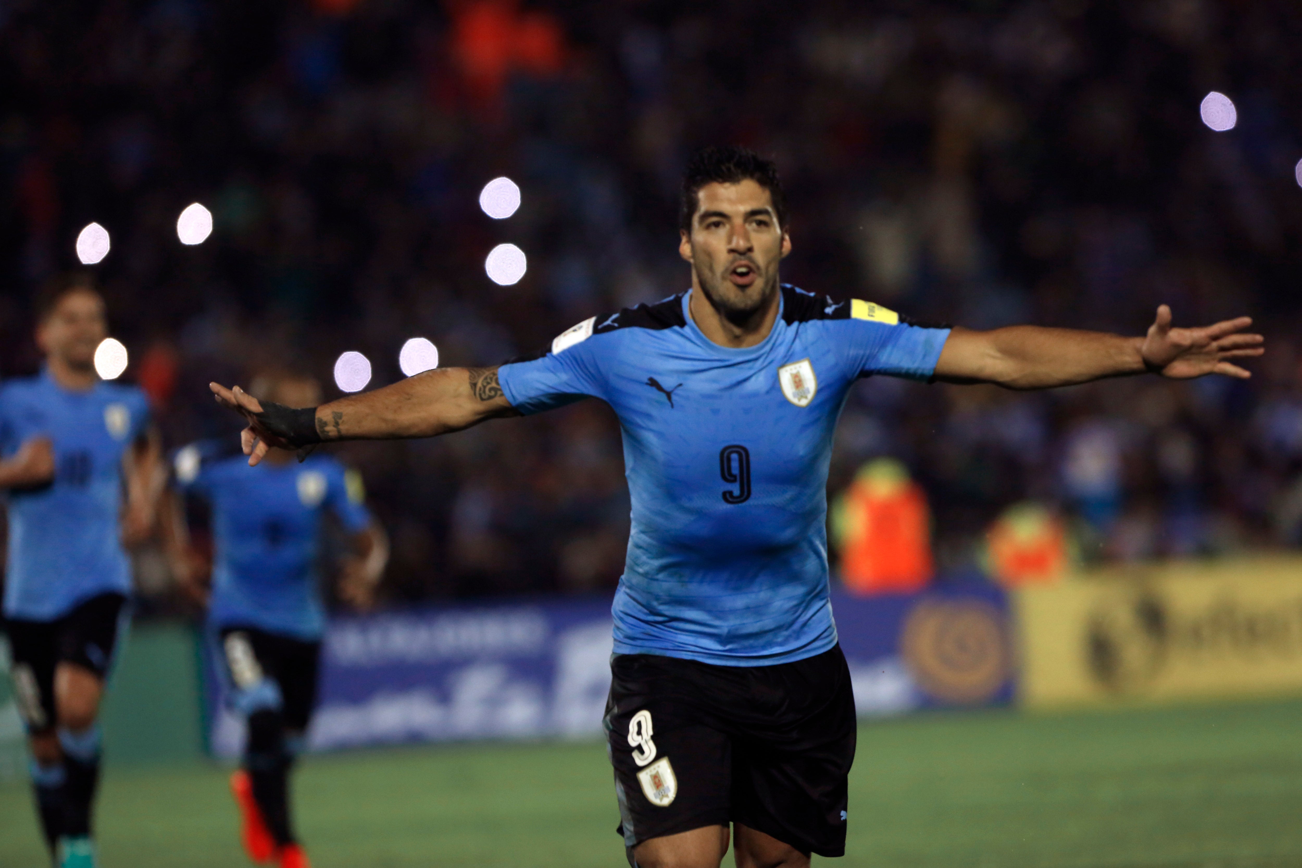 Luis Suárez y Cavani lideran la goleada de Uruguay a Paraguay Luis Suárez y Cavani lideran la goleada de Uruguay a Paraguay
