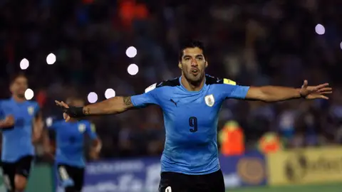 Luis Suárez festeja su gol de penalti a Uruguay Luis Suárez festeja su gol de penalti a Uruguay
