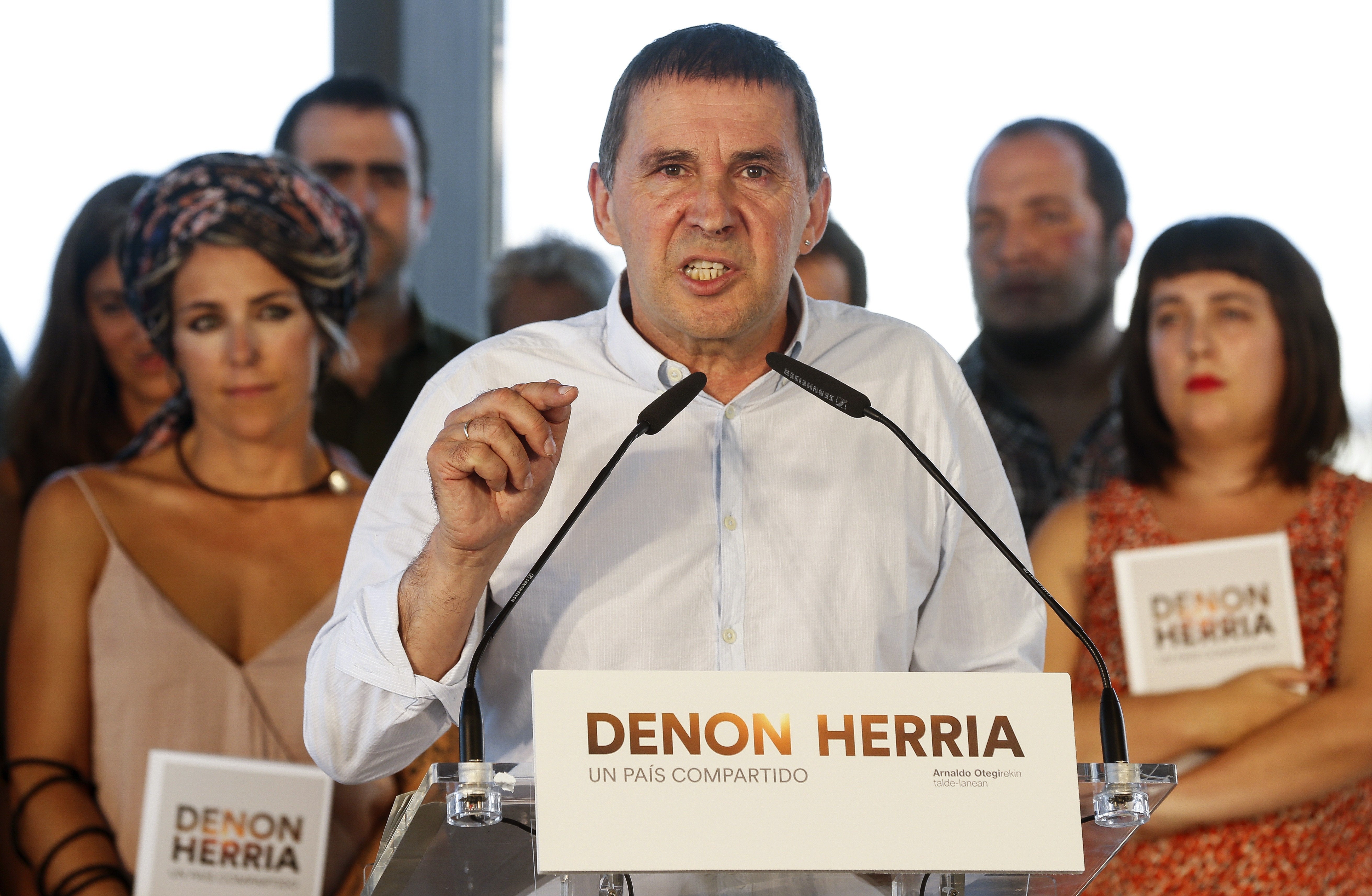 Otegi sigue la campaña y dice que el cariño popular no puede ser inhabilitado Otegi sigue la campaña y dice que el cariño popular no puede ser inhabilitado