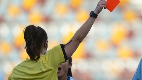 Una &aacute;rbitra expulsa a una jugadora