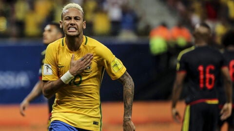 Neymar celebra un gol con la Selecci&oacute;n de Brasil