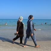 Dos mujeres vestidas con burkinis en una playa 