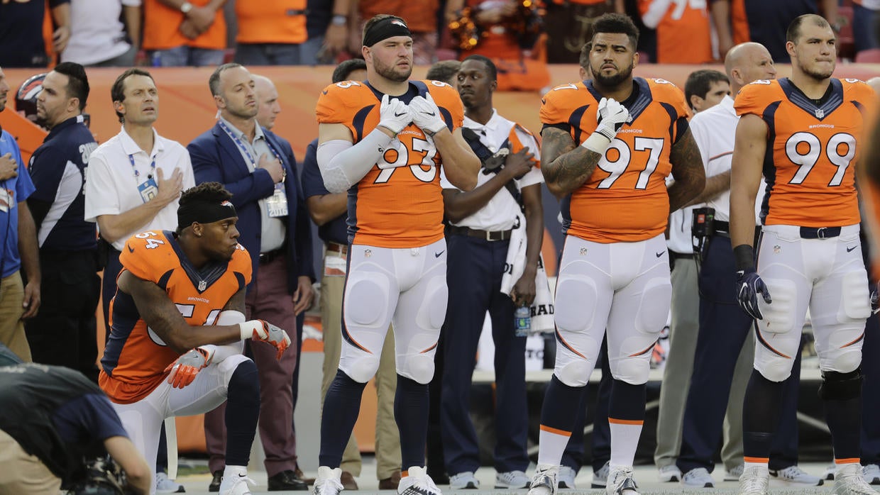 Un jugador de la NFL se sienta con el himno de EEUU como protesta a las diferencias raciales Un jugador de la NFL se sienta con el himno de EEUU como protesta a las diferencias raciales
