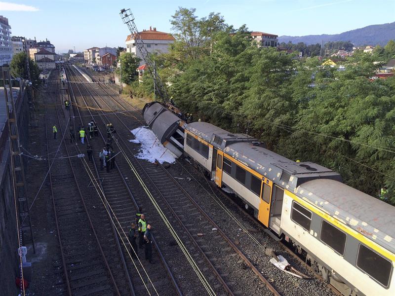Rajoy confirma que se trabaja para aclarar las causas del accidente ferroviario de Pontevedra Rajoy confirma que se trabaja para aclarar las causas del accidente ferroviario de Pontevedra