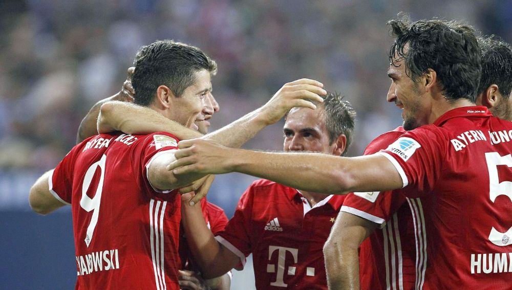 Los jugadores del Bayern celebran un gol de Lewandowski