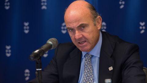 El ministro espa&ntilde;ol de Econom&iacute;a, Luis de Guindos, atiende a la prensa en Bratislava