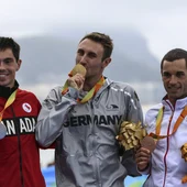 Jairo Ruiz, junto a Schulz y Daniel, durante la ceremonia de entrega de medallas Jairo Ruiz, junto a Schulz y Daniel, durante la ceremonia de entrega de medallas