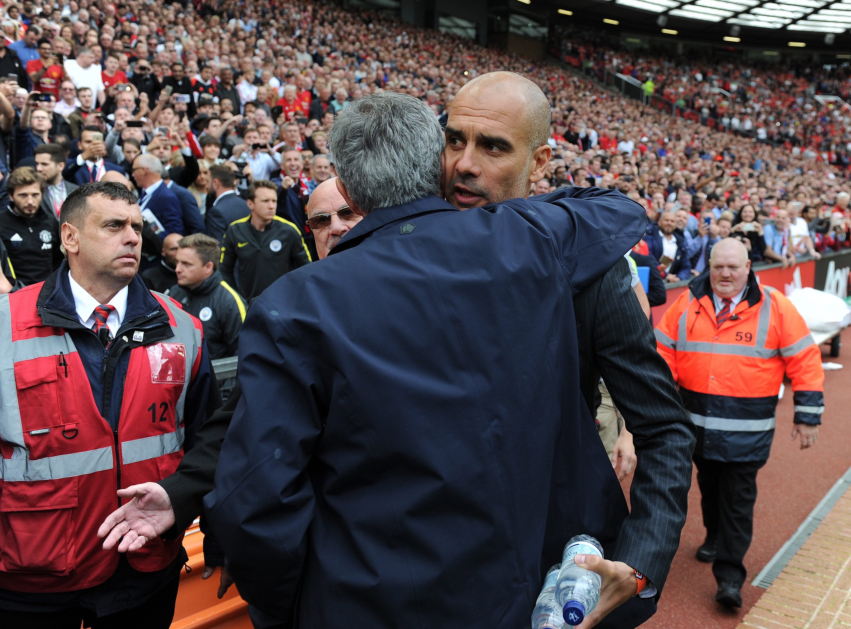 El afectuoso saludo de Mourinho y Guardiola antes del derbi de Manchester El afectuoso saludo de Mourinho y Guardiola antes del derbi de Manchester