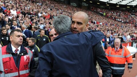Mourinho y Guardiola se saludan de forma afectuosa antes de comenzar el partido
