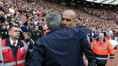 Mourinho y Guardiola se saludan de forma afectuosa antes de comenzar el partido Mourinho y Guardiola se saludan de forma afectuosa antes de comenzar el partido