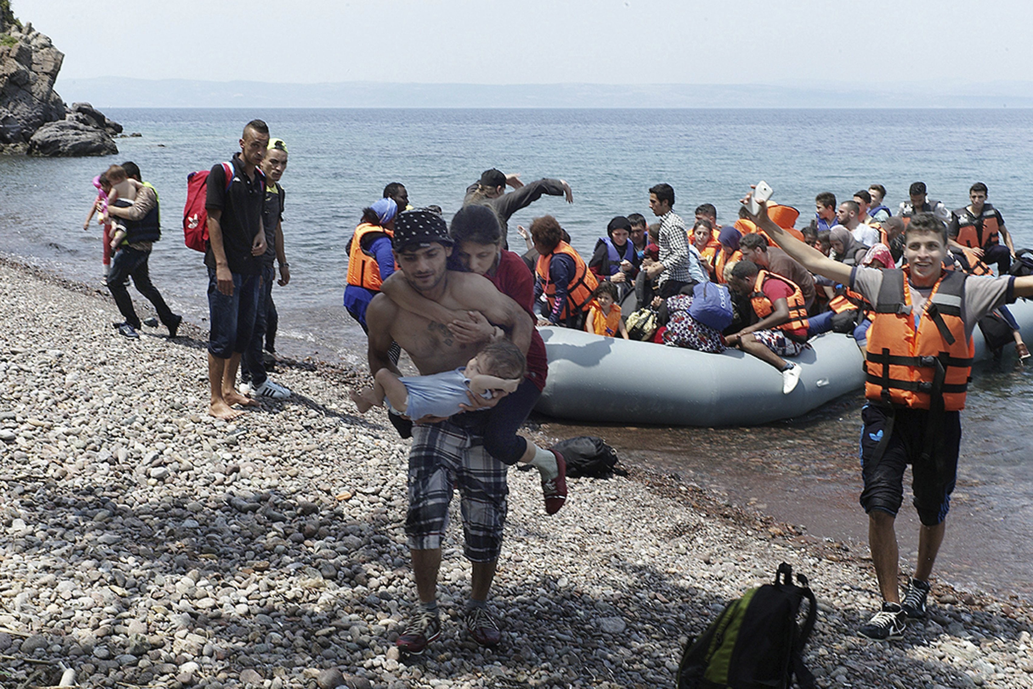 Los países de la UE han acogido a 12.000 de los 160.000 refugiados que prometieron trasladar desde Italia y Grecia Los países de la UE han acogido a 12.000 de los 160.000 refugiados que prometieron trasladar desde Italia y Grecia