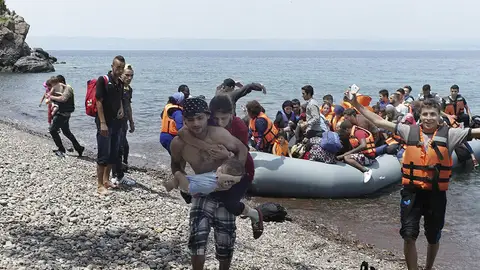 Llegada de un grupo de refugiados en lancha a la costa nororiental de la isla de Lesbos Llegada de un grupo de refugiados en lancha a la costa nororiental de la isla de Lesbos